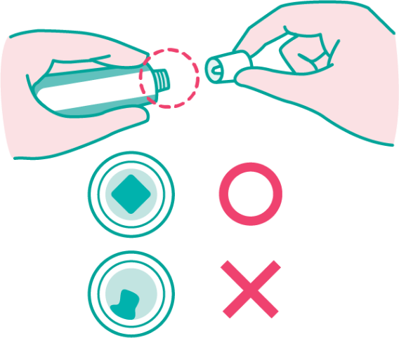 キャップの裏の突起部分をチューブの出し口へまっすぐ差し込む